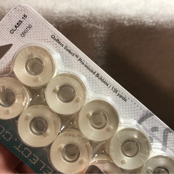 Quilters Select Class 15 pre wound bobbins para-cotton poly 80 wt white - Picture 2 of 6